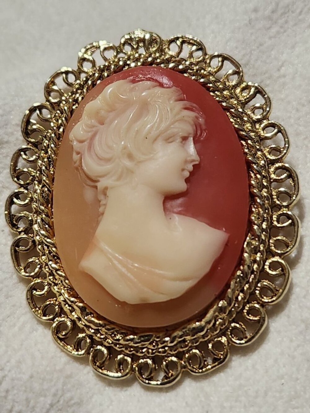 1970's Carved Shell Cameo Brooch 10K Gold Filled Ornate Filigree 9.97g